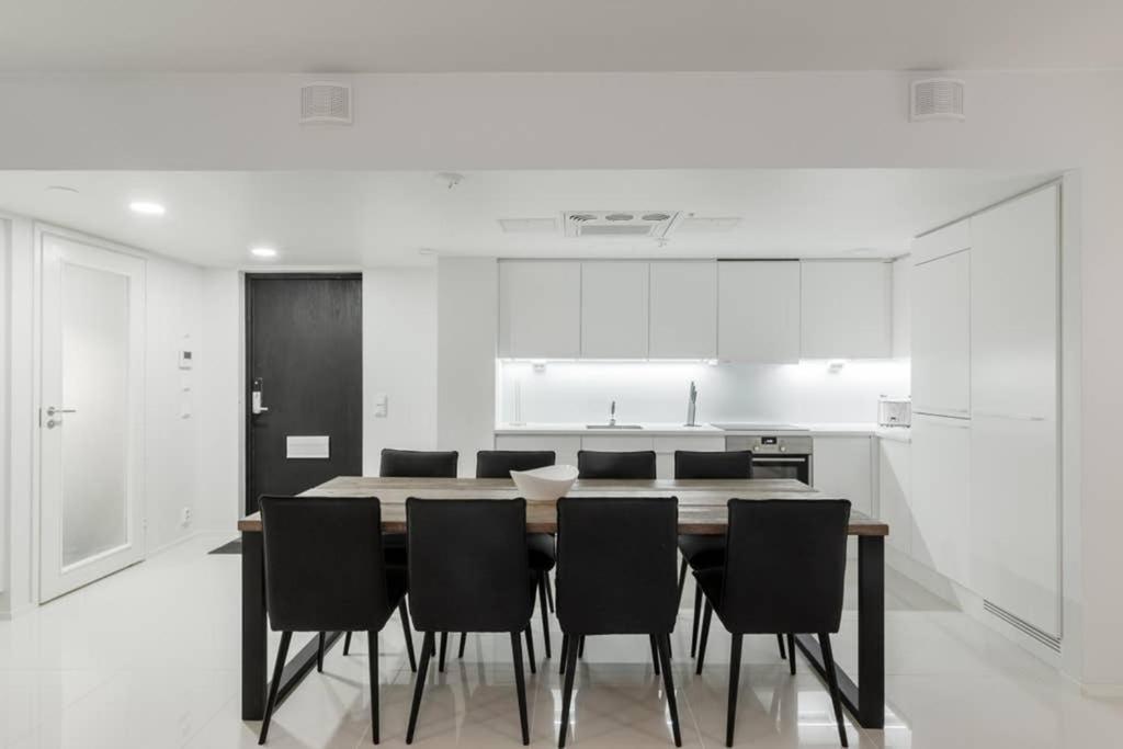 Sleek And Spacious 3 Bedroom Apartment In City Centre Хельсинки Экстерьер фото